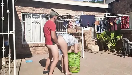 Outdoor-ficken beim ausziehen der wäsche