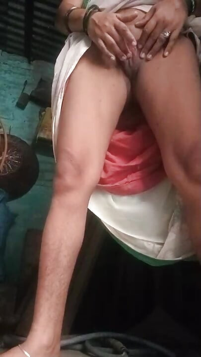 Hoty Girl भाभी ने अपने चूत में उंगली किया