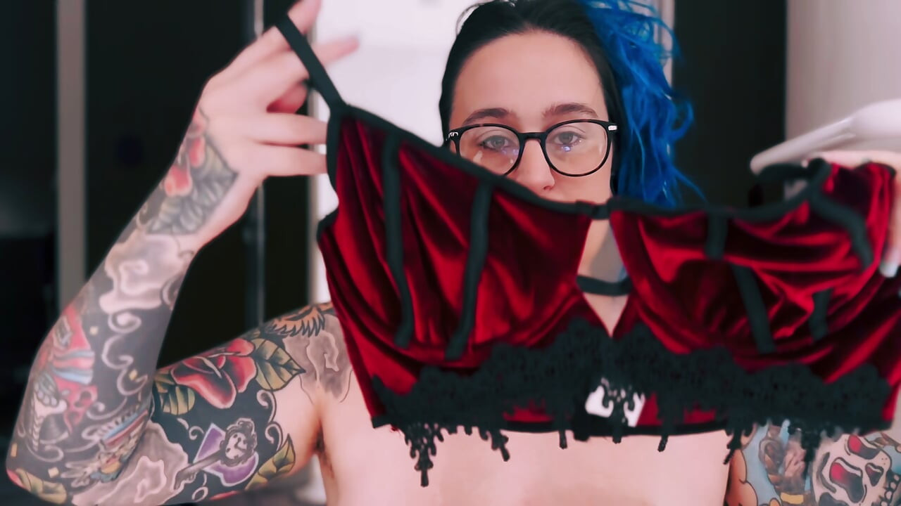 MILF britannique pulpeuse essaye de la lingerie SHEIN sexy – Tatouée et plantureuse PARTIE DEUX