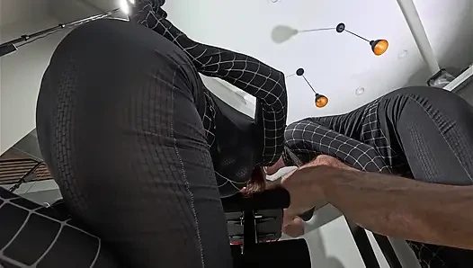 Büyük götlü ve büyük memeli örümcek kızlar içine boşalana kadar yarağa biniyor
