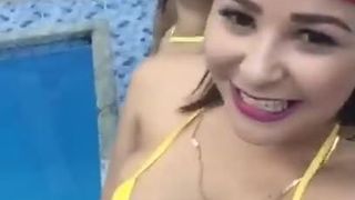 Gorące dziewczyny przy basenie