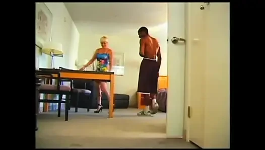 Klasik sarışın orta yaşlı seksi kadın canavar siyah yarakla büyük memelerden sikiliyor ve dölleniyor