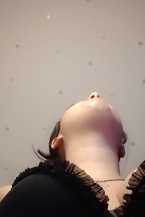 Vedere sub sân în timp ce faci bule mari - Bunny Looner