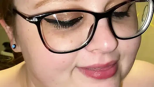 Белая женщина плюс размера сосет мясистый член мексиканского мужчины