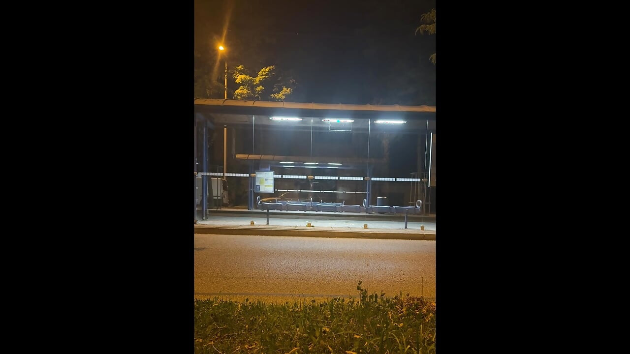 Η Σίσσυ καβαλάει δονητή έξω