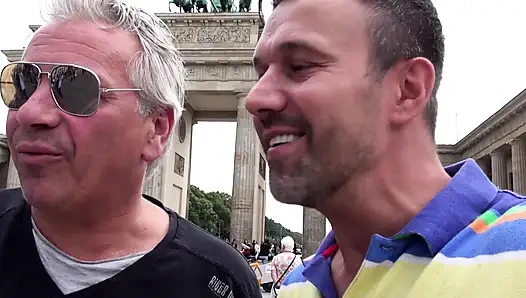 Милфа-блондинка с большими сиськами и татуированная принимает пикап, писающую и трах с глубоким заглотом