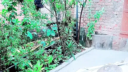 Üvey erkek kardeşimin yarağını karşılayamadım ve sonunda onu sikti.