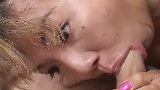 Une petite asiatique sexy taille une pipe profonde et se fait éjaculer dans la bouche par des mecs