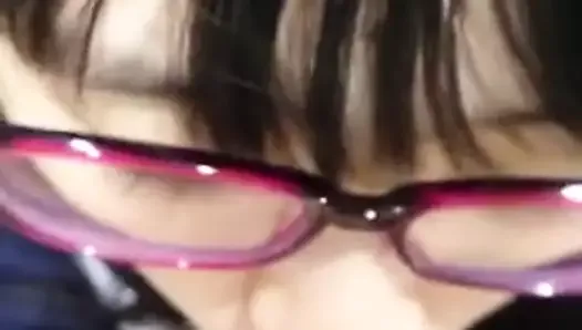 Śliczne chińskie okulary dziewczyna bj w toliet