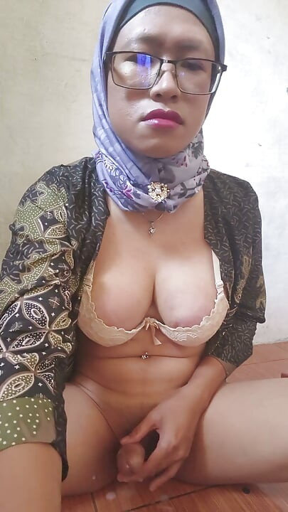 Hijab Shemale Τιμωρεί τον Κώλο της με ένα Μεγάλο Dildo