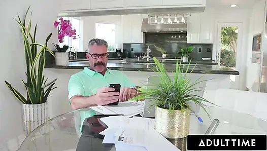 Khusus orang dewasa - lilith grace si cewek mesum menggunakan ponsel ibu tirinya untuk menggoda ayah tirinya dengan kaki dan video dildo