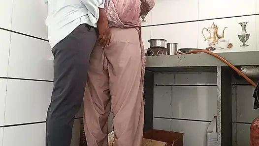 Rasoi mein bhabhi ji ke sath masti