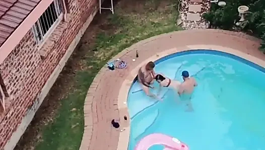 Memergoki tetanggaku bersetubuh saat terbang dengan droneku