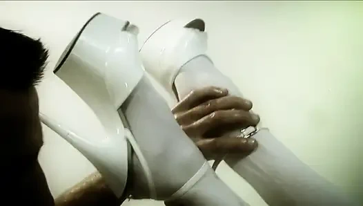 Dağınık orta yaşlı seksi kadın yemekle seks oyununu seviyor