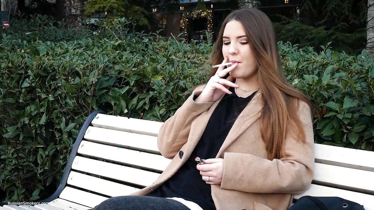 Fată rusoaică își petrece pauza de prânz fumând 3 țâțe la rând