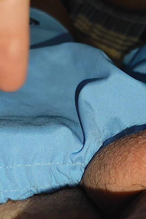 パパが包茎を開き、大きな負荷を受ける