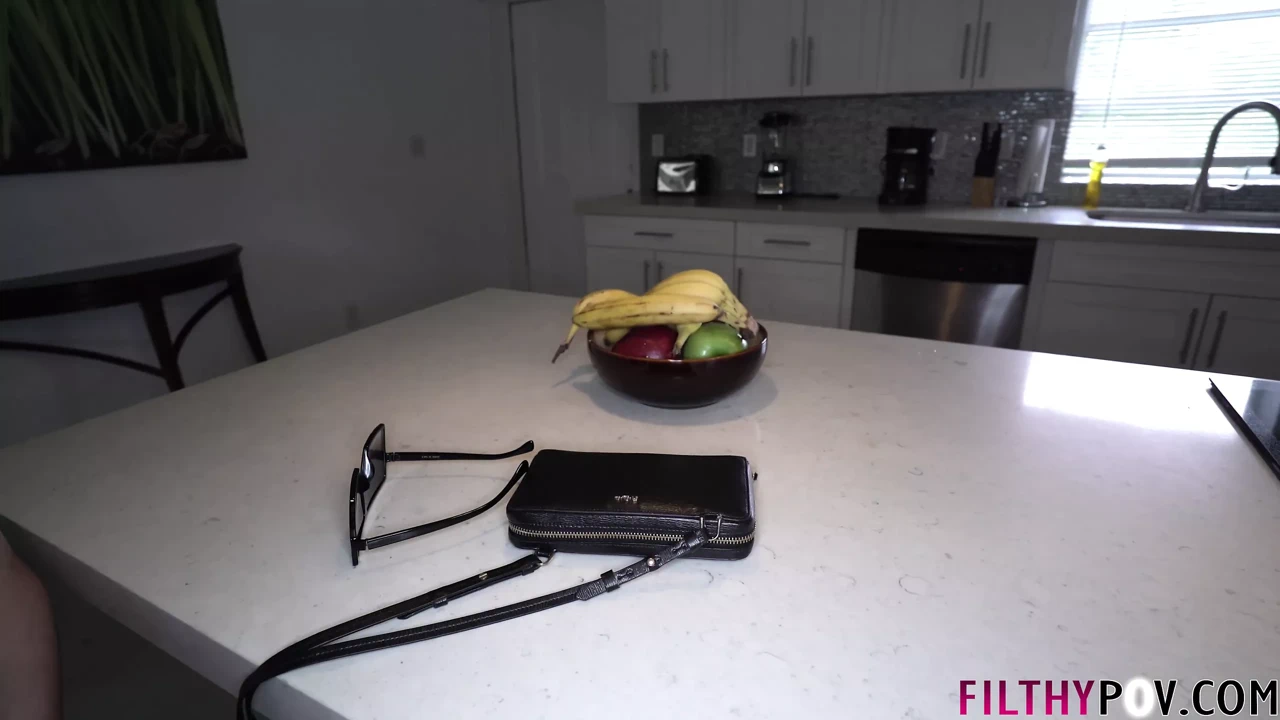 尴尬的少女斯宾塞搭讪她好朋友的继父