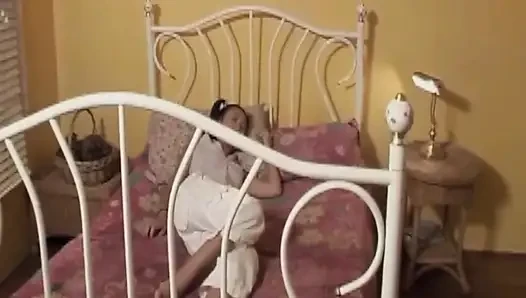 Olgun esmer orta yaşlı seksi kadın tüylü oyuncağına salya akıtarak biniyor