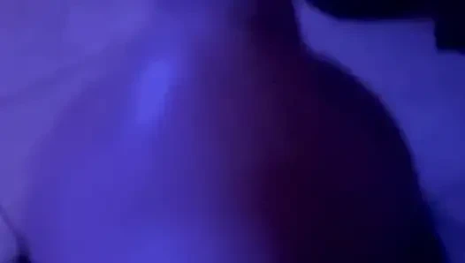 Sie lutscht diesen großen schwanz