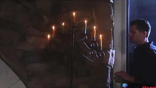 Gözleri bağlı hatun sürpriz bir üçlü seks yapıyor