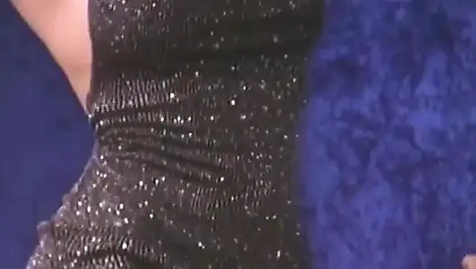 Cewek hot rambut pirang ini lagi asik dudukin mukanya setelah ngocok kontol sampai dicrot di dalam