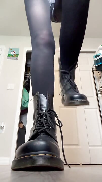 Stomping Hard in Boots Size 16 Kaki