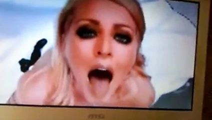Sophie için boşalıyor