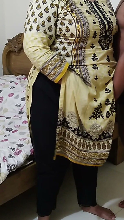 Mi hermanastro cachondo quería follarme en la cama - enorme semen salvaje dentro del coño y la boca