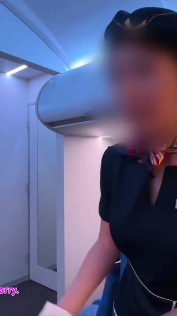 Stjuardesa Servis Seks. Njezino pušenje i svršavanje u pičku ponuđeno umjesto obroka(#386) | Isječak 2