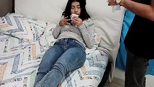 Mereka masturbasi bareng-bareng! Adik tiri mesum ini ngocok kontol abang tirinya dan ngocok kontolnya habis-habisan sampai crot di dalam