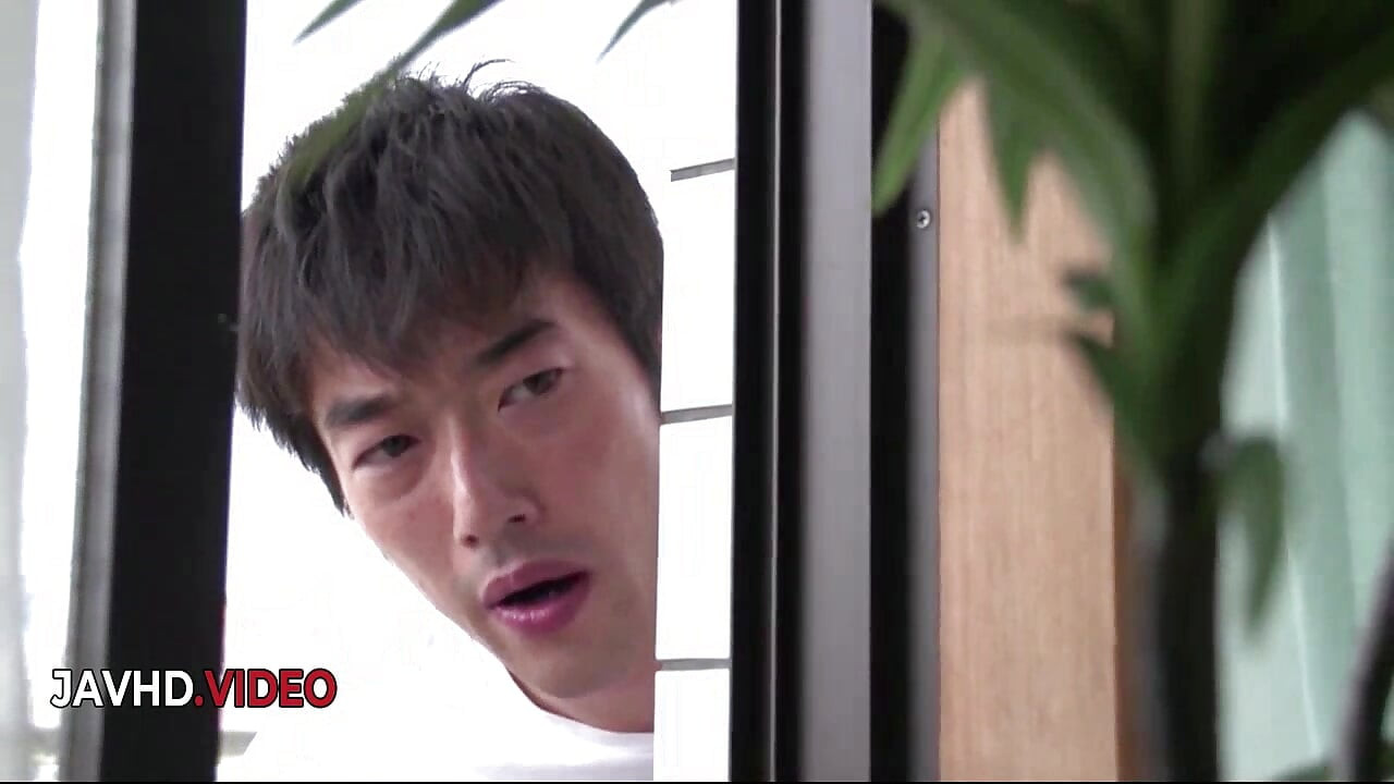 La intensa mamada japonesa de Yui Sakura antes de una sesión de sexo