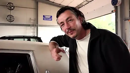 Büyük memeli dövmeli kız limuzinde mastürbasyon yapıyor