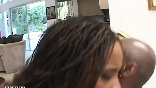 Zenci hatun shari 11 inçlik Lex alıyor