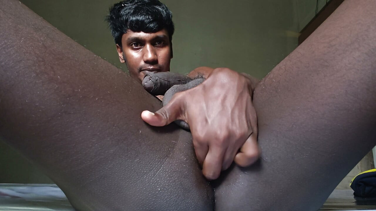 Fingering and stretching my asshole again