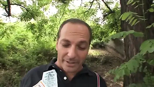 Süße blondine geknallt und von einem harten schwanz auf ihren arsch in den arsch gefickt