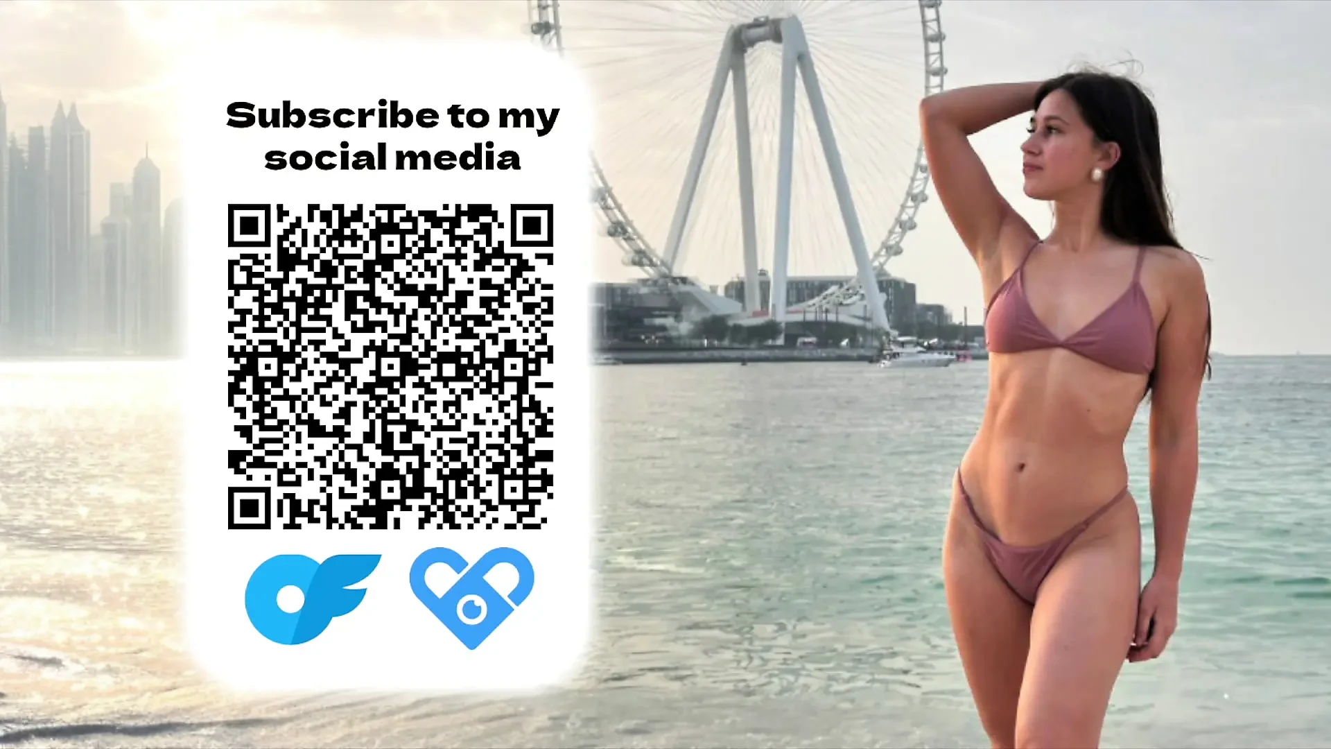 דוגמנית ברונטית גונחת בזמן שהיא משחקת עם התחת שלה