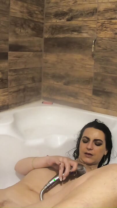 Perverzne MILF igre s mega orgazmom u kadi kod kuće