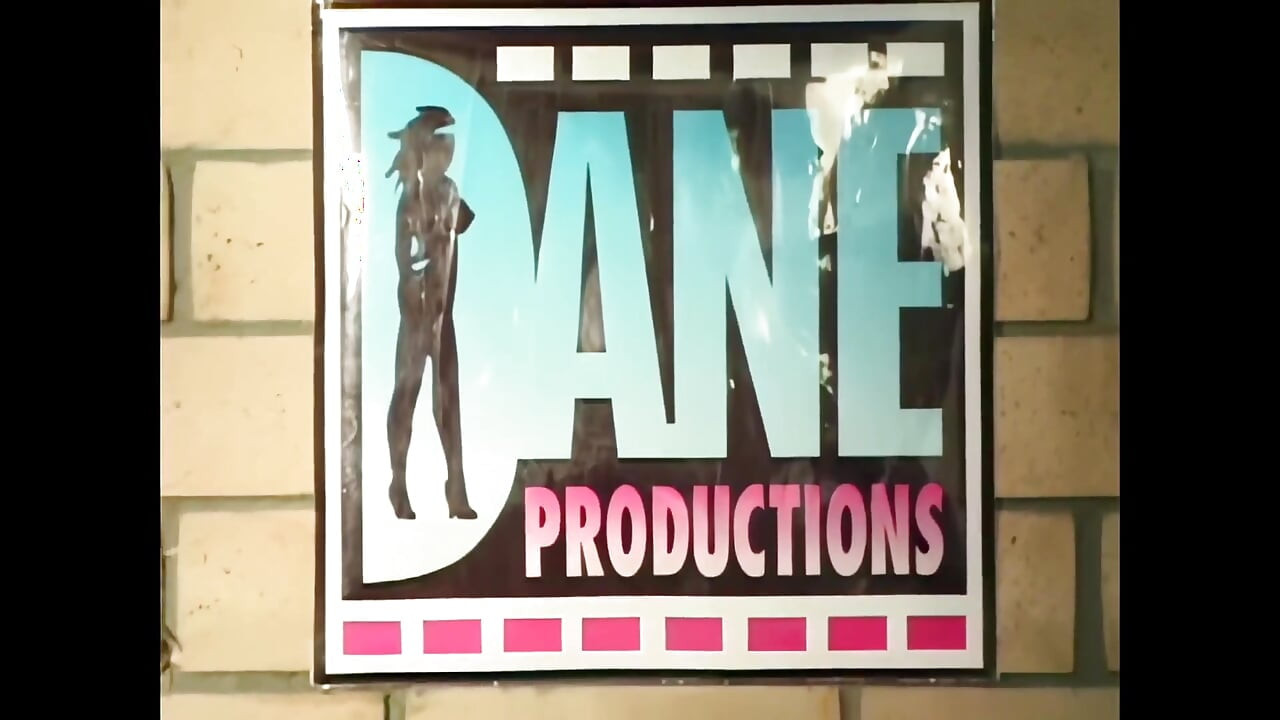 一个美丽的女孩, 拥有甜美紧致的阴道, 被一根大鸡巴狠狠操着