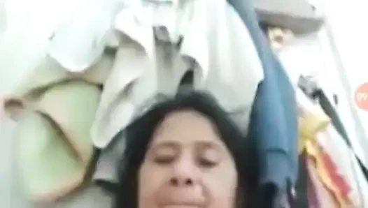 Istriku pengen video call terlalu untuk masturbasi memeknya