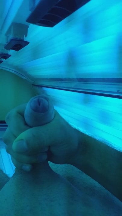 Wichsen im Solarium