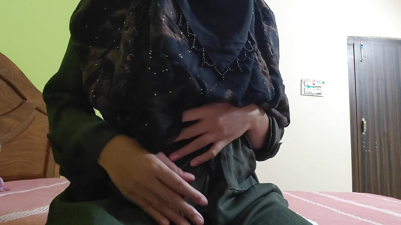 فتاة مسلمة ببزاز جميلة وجسم مثالي تشعر بالهيجان الجنسي