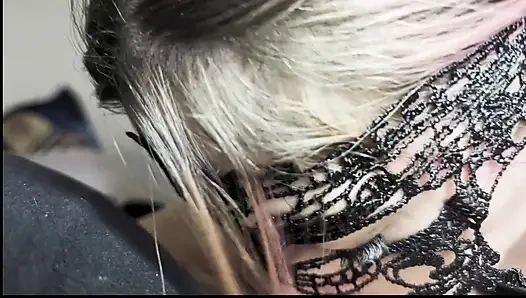 Nachmittags-hals-service - schwarzes kleid schluckt jeden tropfen