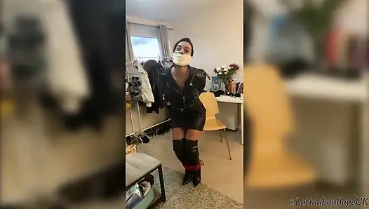 Latin kadın bağlı ve mikrofoam ile ağzı tıkalı (hd)