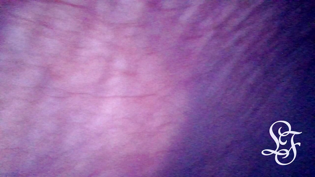 Assistindo minha ventre cheia de saliências para fora da minha barriga