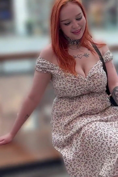 Ta Děvka Kape Mokrá Na Veřejnosti a Chce Sex.