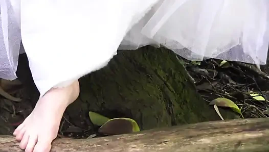 Cewek itu memanjat pohon dan fingering memeknya