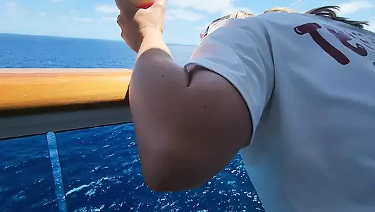 Bugil di balkon kapal pesiar