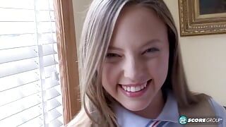 L’adolescente Aubrey Star enlève son uniforme d’écolière pour s’exhiber