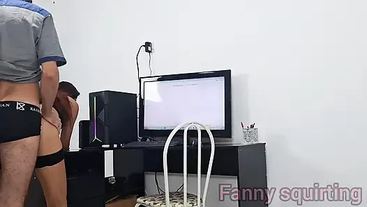 Sürtük külotsuz internet teknisyeni alıyor ve gösteriş yapıyor