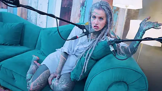 Ich spreche über I - Isolation - ASMR podcast SFW spricht goth dünnes mädchen dreadlocks tattoo-modell inked mädchen